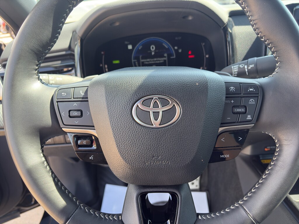 2025 Toyota Camry Hybrid SE photo 3