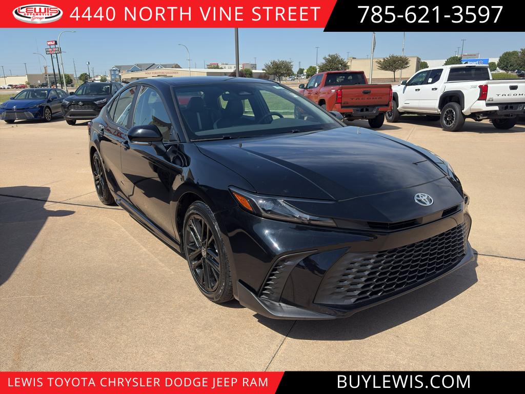 2025 Toyota Camry SE's photo