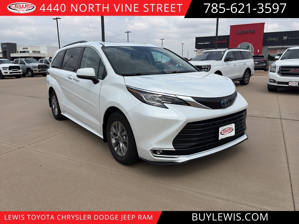 Used 2022 Toyota Sienna XLE Van Passenger Van