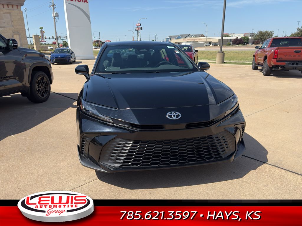 2025 Toyota Camry SE Hybrid photo 2
