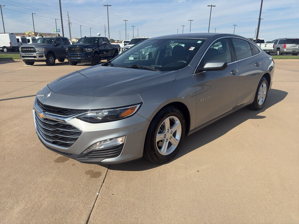 2024 Chevrolet Malibu 1LT photo 2