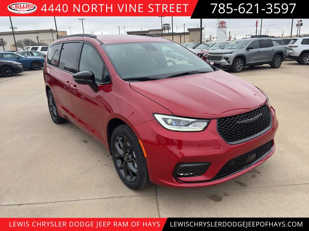 2026 Chrysler Pacifica Select's photo