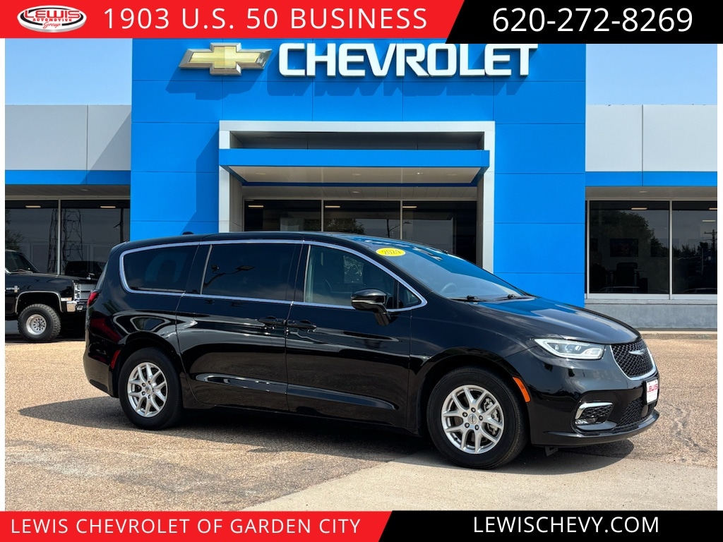Used 2024 Chrysler Pacifica Touring Minivan
