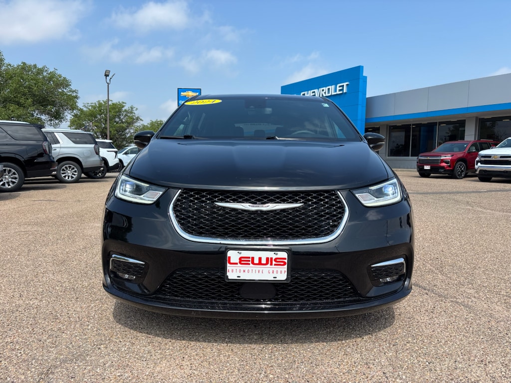 Used 2024 Chrysler Pacifica Touring Minivan
