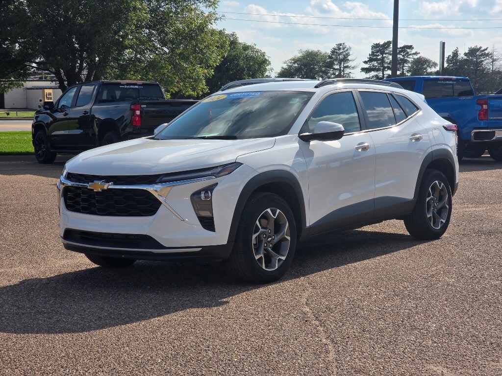 2024 Chevrolet Trax LT photo 2