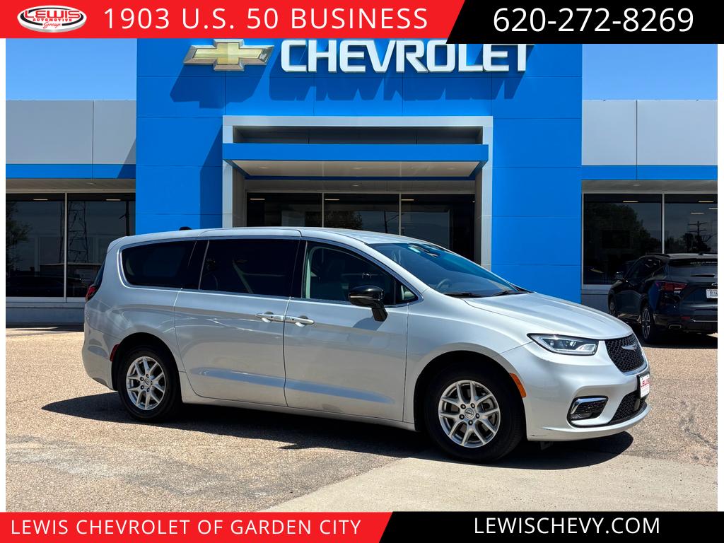 2024 Chrysler Pacifica Touring L's photo