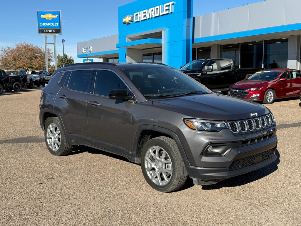2024 Jeep Compass Latitude Lux photo 2