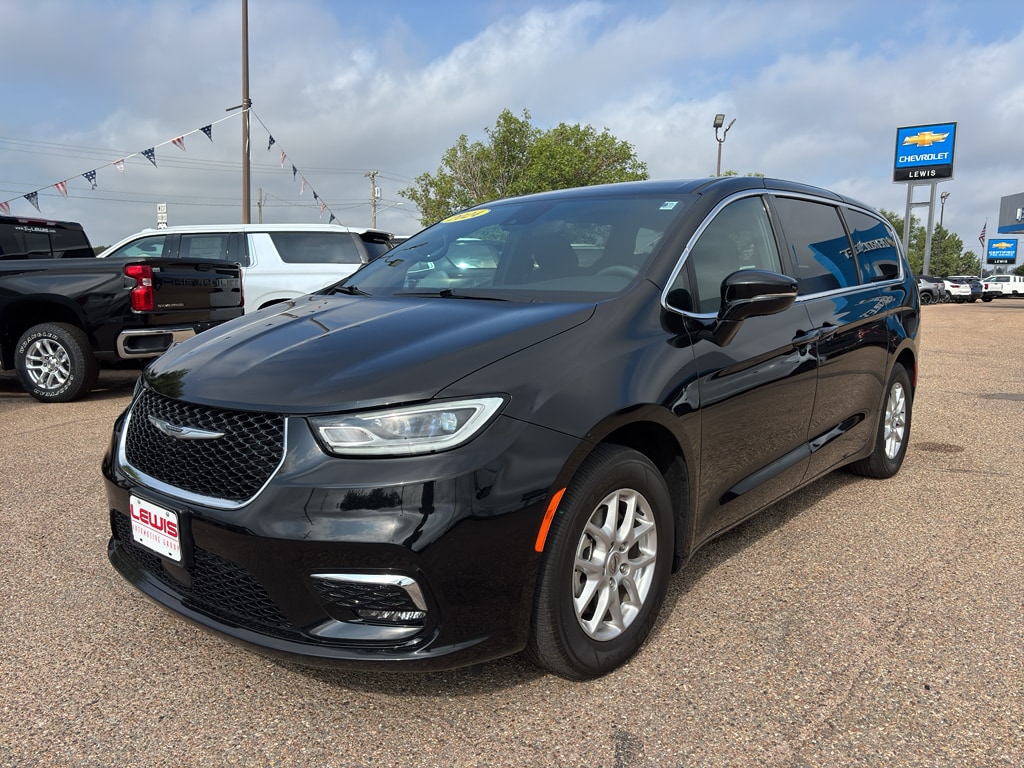 Used 2024 Chrysler Pacifica Touring Minivan