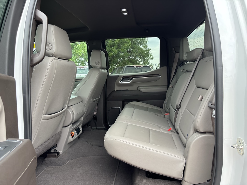 2024 GMC Sierra 1500 SLT - Photo 20