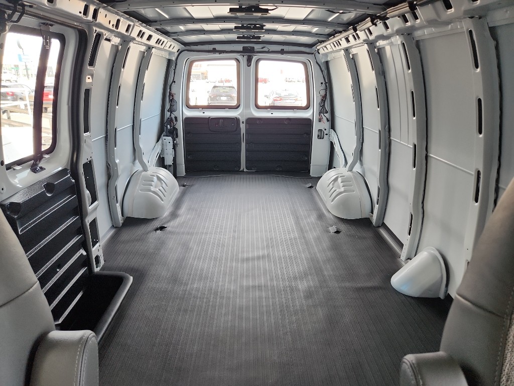2025 Chevrolet Express Cargo Work Van - Photo 10