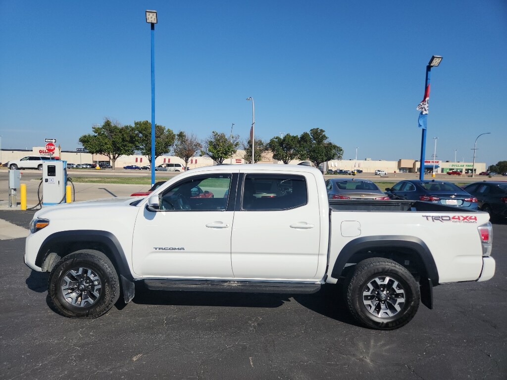 2020 Toyota Tacoma SR5 photo 2