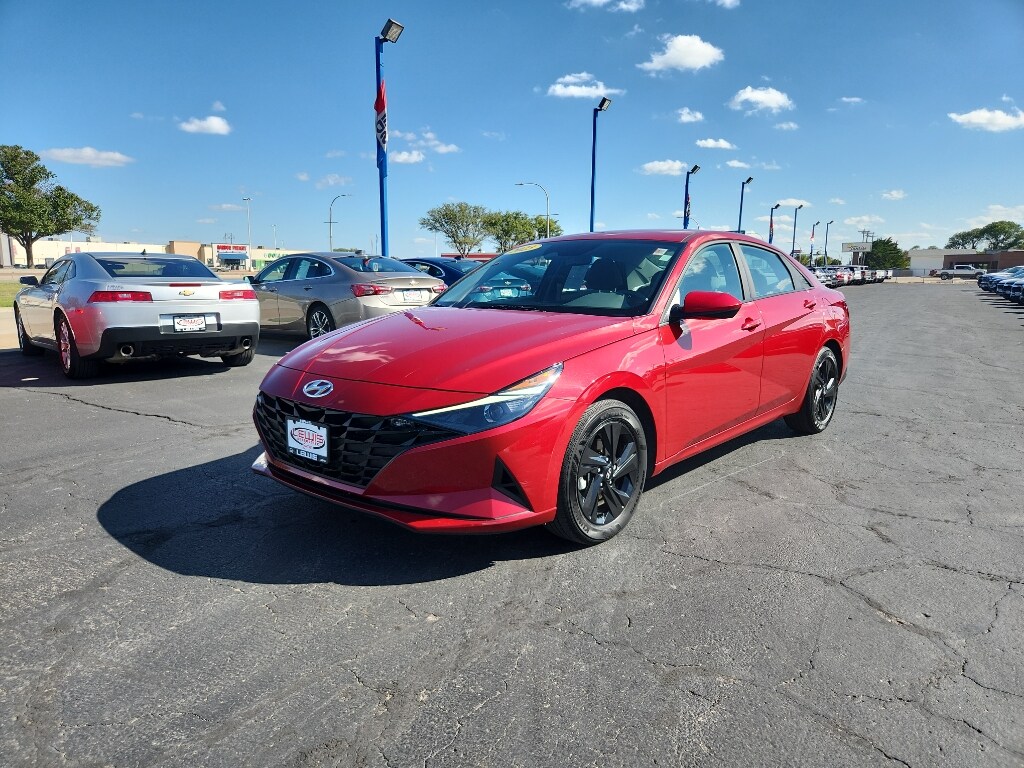 2023 Hyundai Elantra SEL photo 3