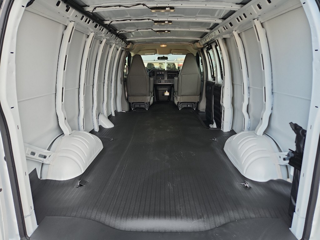 2025 Chevrolet Express Cargo Work Van - Photo 9