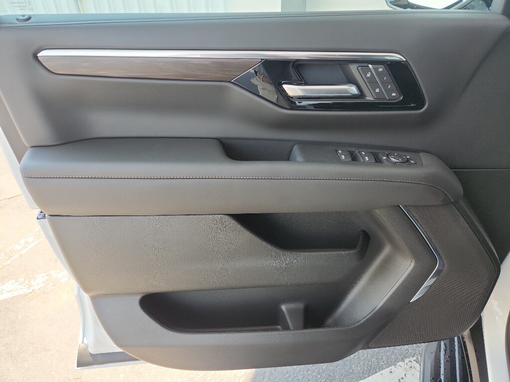 2025 Chevrolet Tahoe LT photo 4
