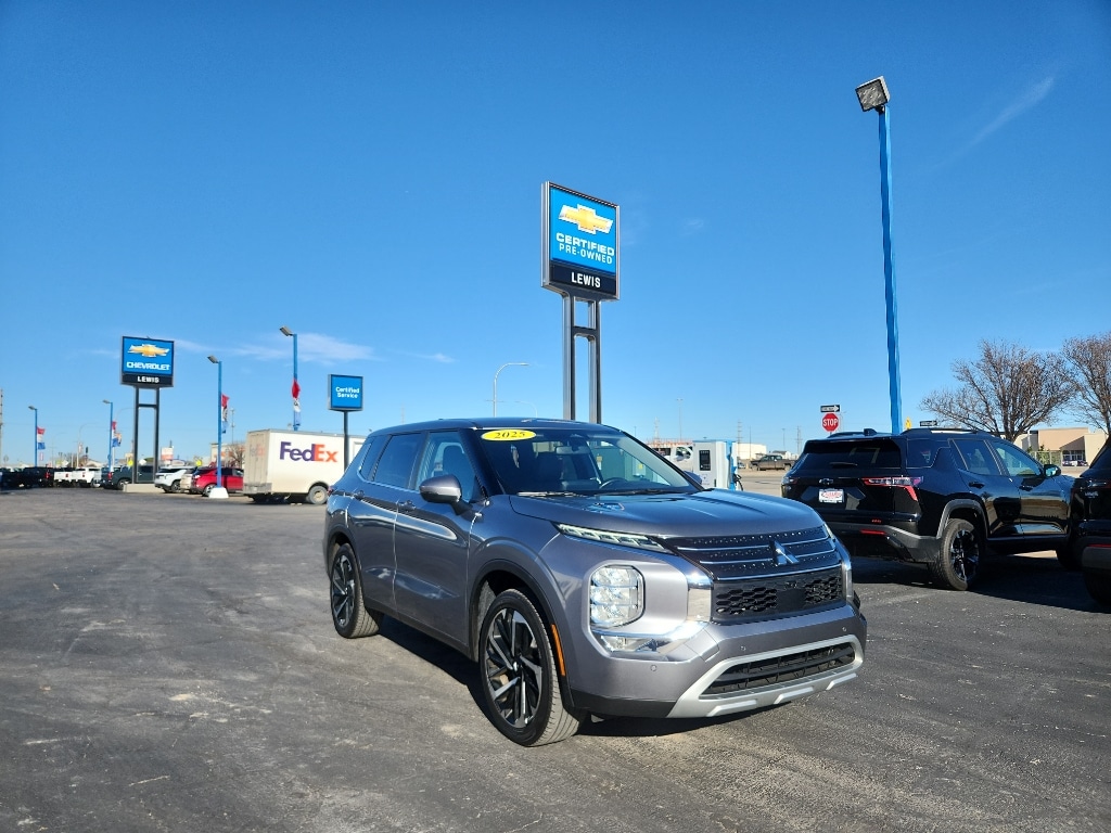 2024 Mitsubishi Outlander SE's photo