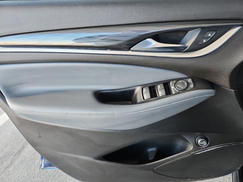 2023 Buick Enclave Essence photo 3