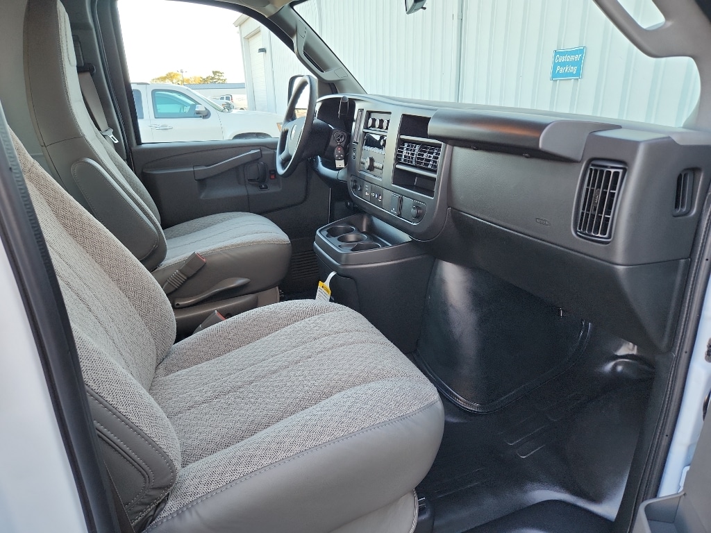 2025 Chevrolet Express Cargo Work Van - Photo 9