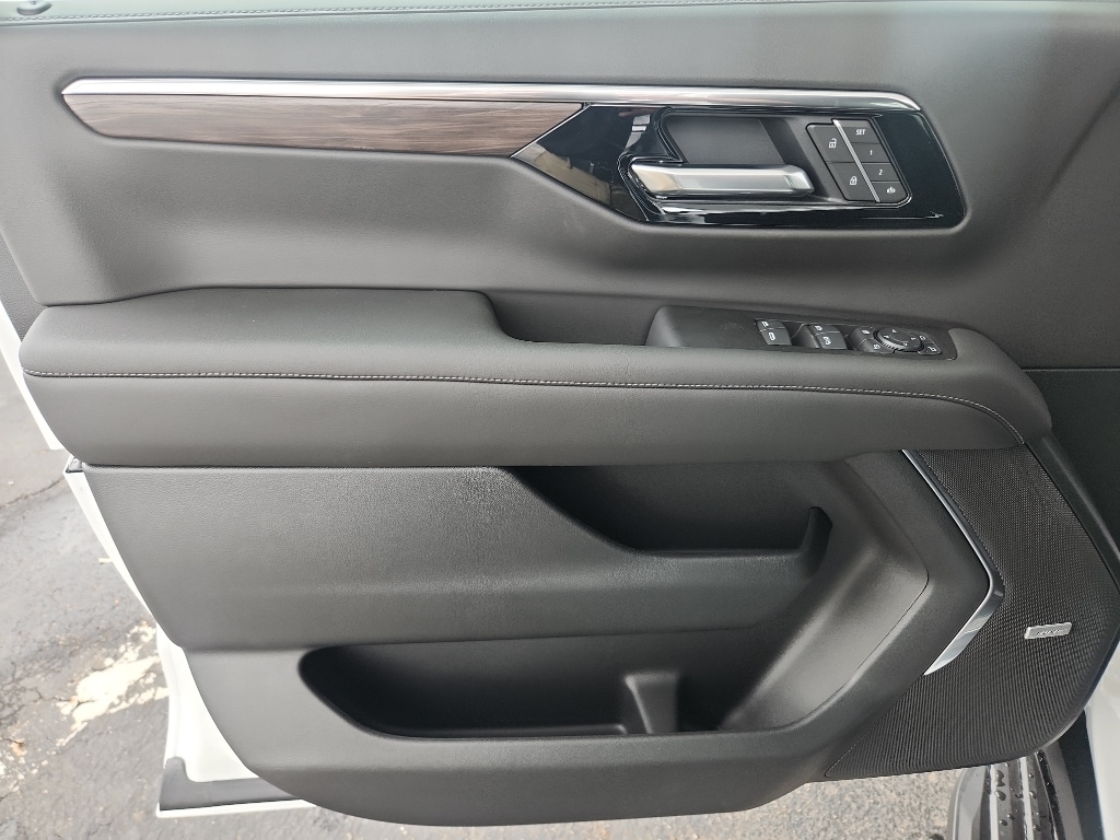 2026 Chevrolet Suburban LT - Photo 18