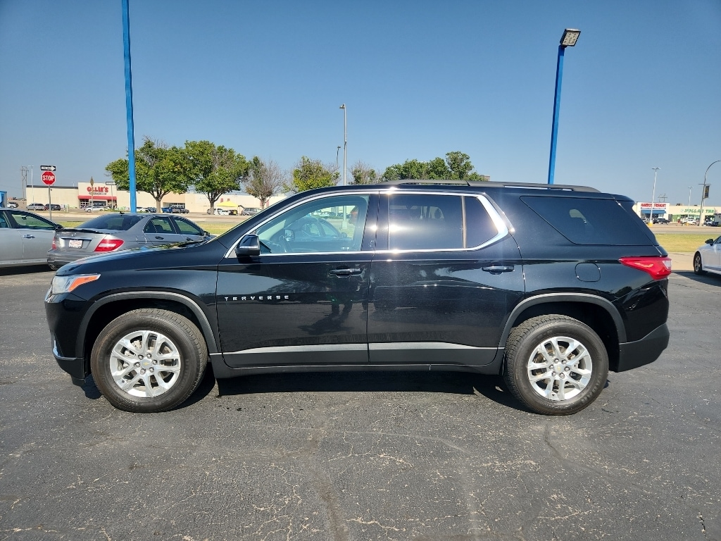 Used 2021 Chevrolet Traverse 1LT with VIN 1GNERGKW7MJ259940 for sale in Garden City, KS