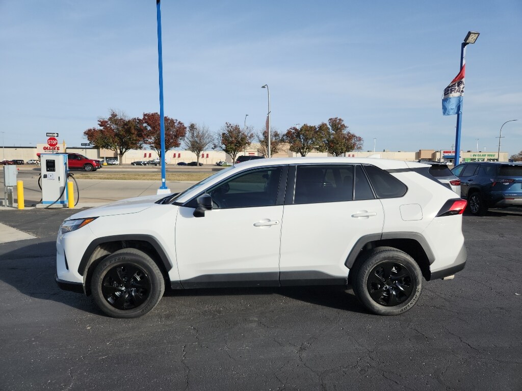 2023 Toyota RAV4 LE photo 2