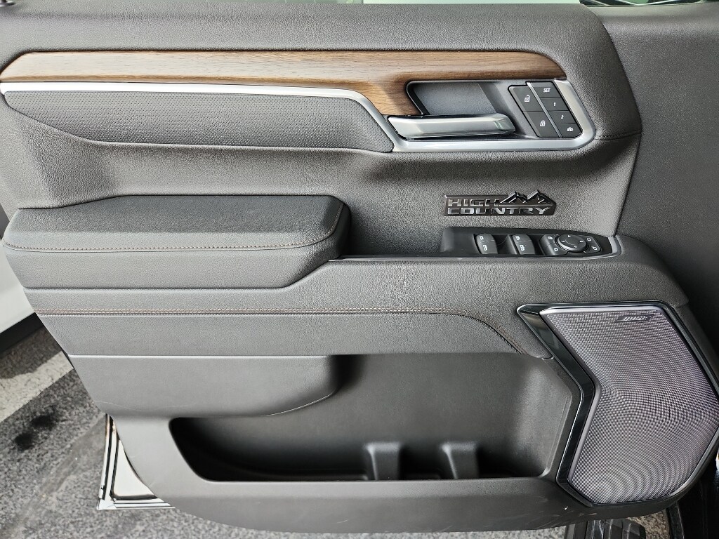 2025 Chevrolet Silverado 1500 High Country photo 3