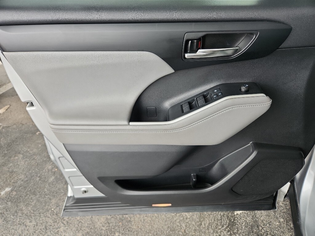 2020 Toyota Highlander XLE photo 3