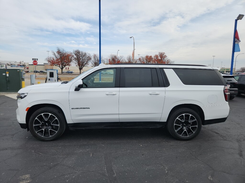 2022 Chevrolet Suburban RST photo 2