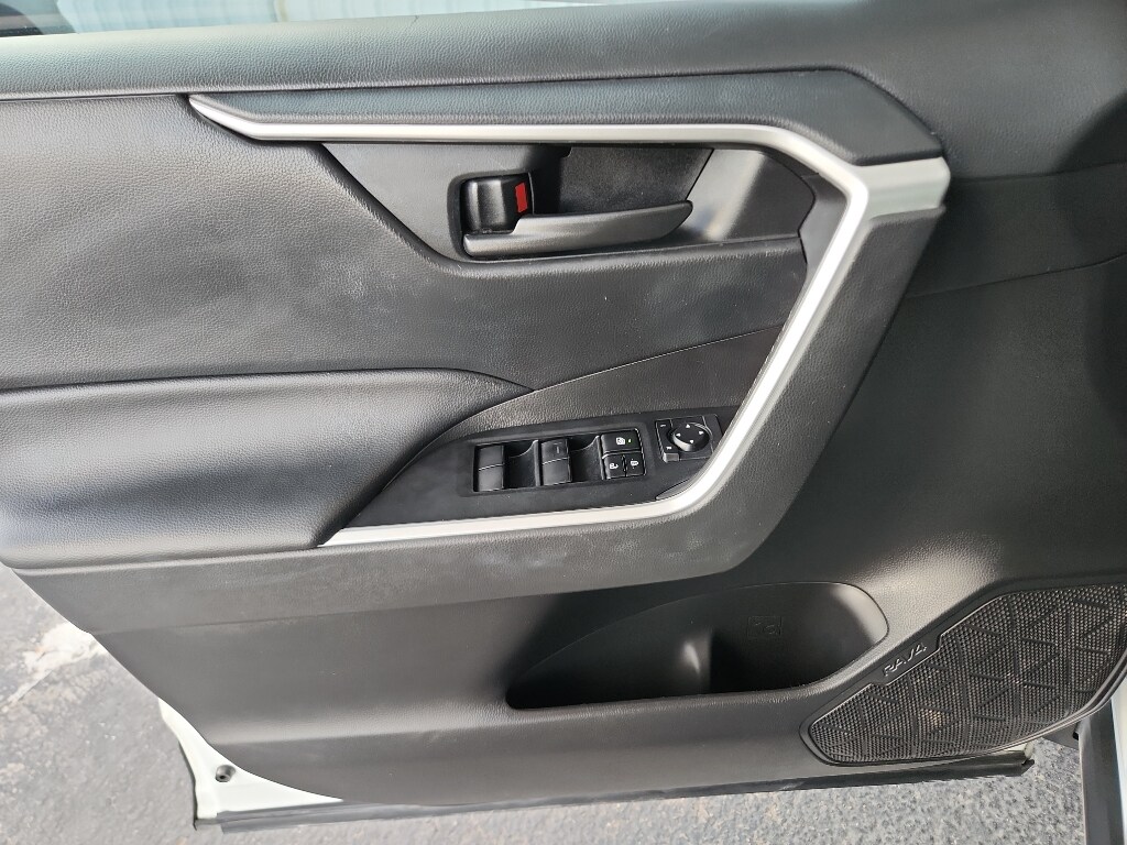 2023 Toyota RAV4 LE photo 4
