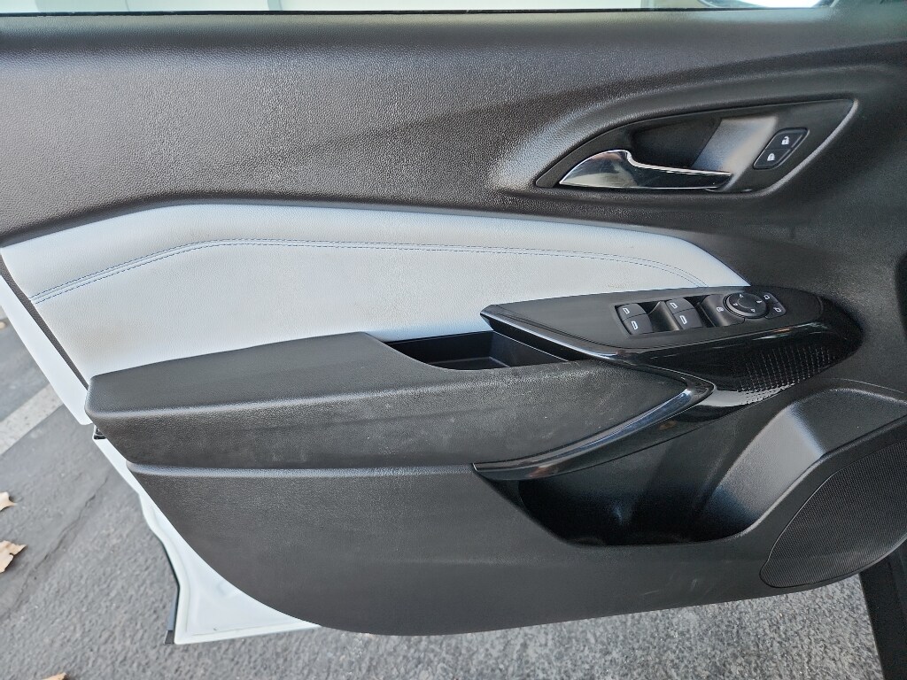 2025 Chevrolet Trax LT photo 3