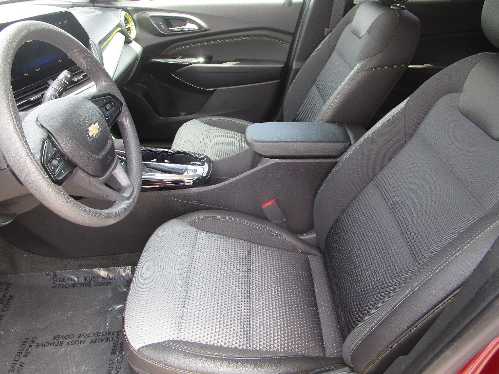 2025 Chevrolet Trax LT - Photo 8