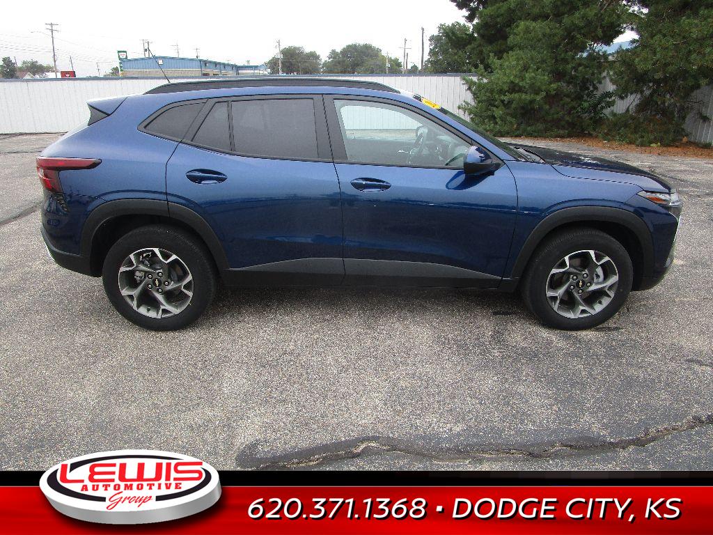 2024 Chevrolet Trax LT photo 2