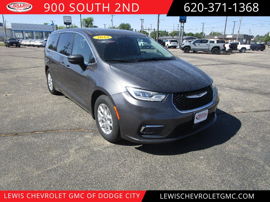 2023 Chrysler Pacifica Touring L's photo