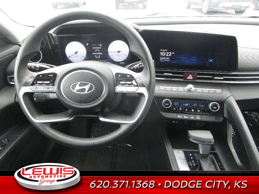 2024 Hyundai Elantra SEL photo 2