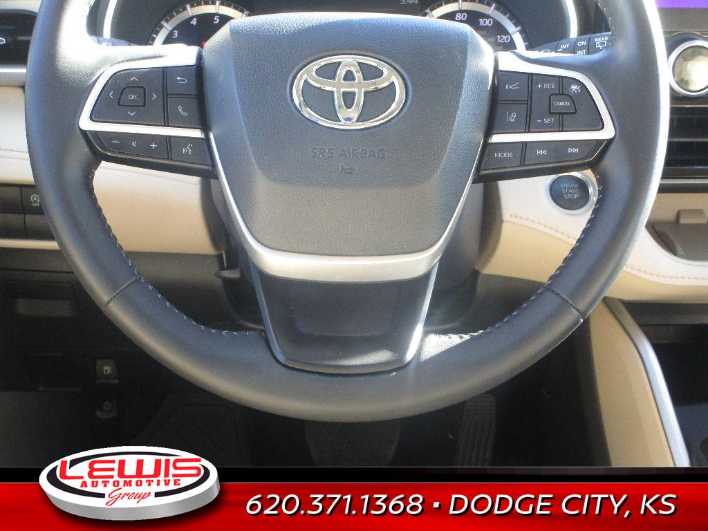 2024 Toyota Highlander LE photo 3