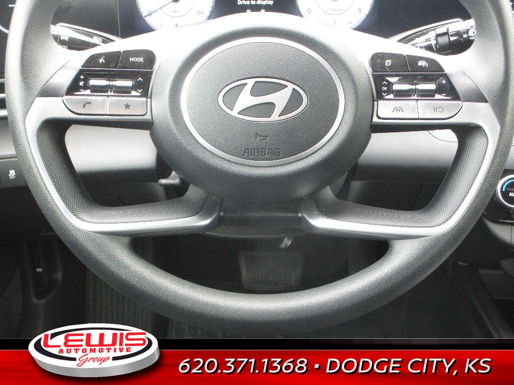 2024 Hyundai Elantra SEL photo 3