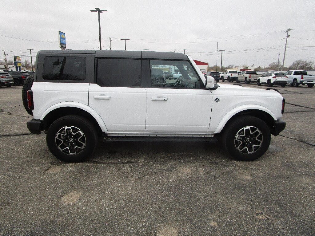 2024 Ford Bronco Outer Banks photo 2
