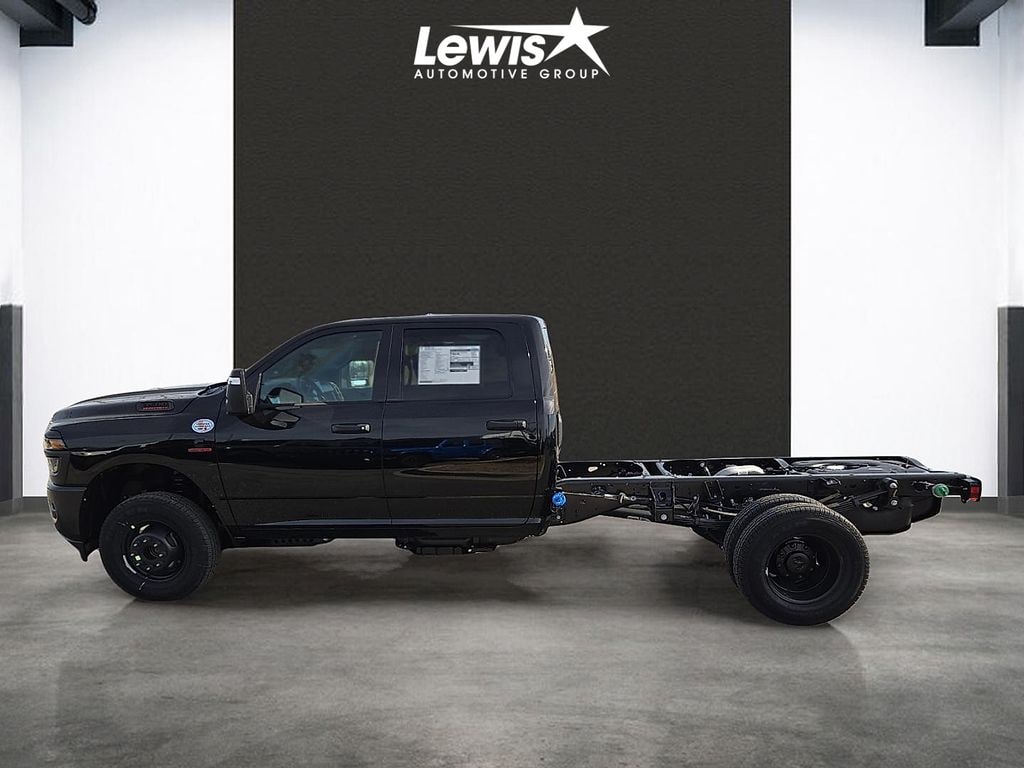 New 2026 Ram 3500 Chassis Cab TRADESMAN CREW 4X4 60' CA Pickup