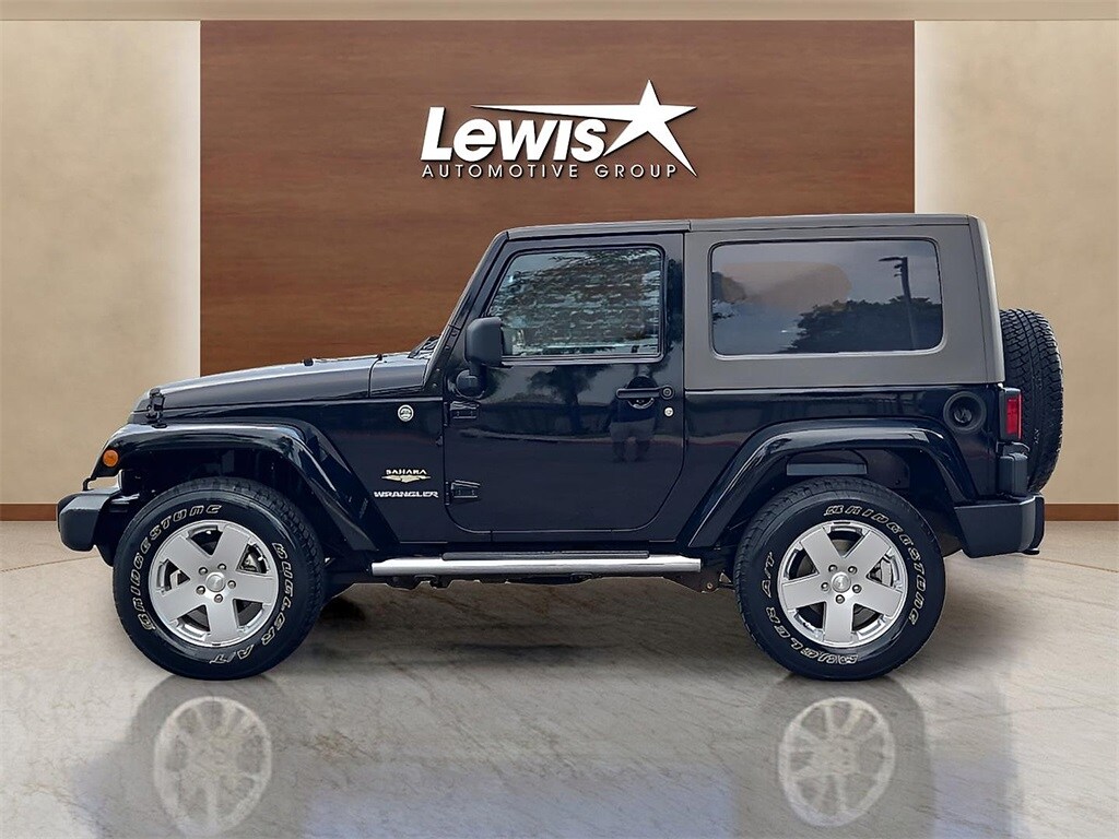 2010 Jeep Wrangler Unlimited Sahara photo 2