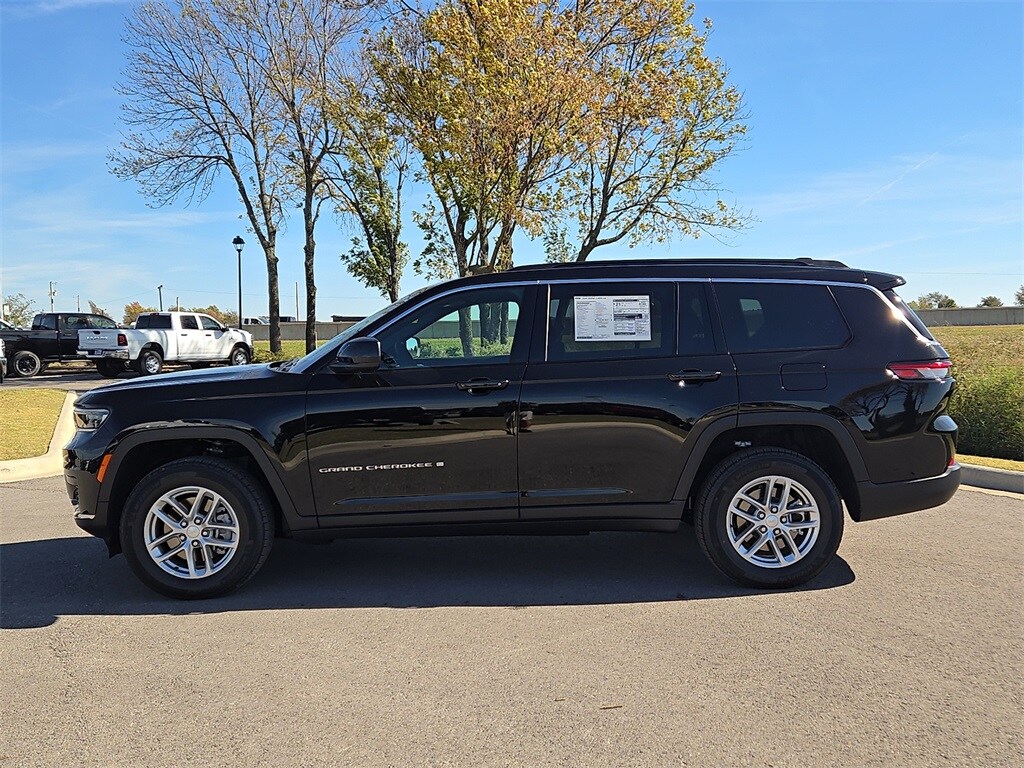 2025 Jeep Grand Cherokee Laredo photo 2