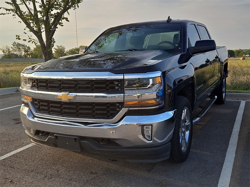 2017 Chevrolet Silverado LT photo 2