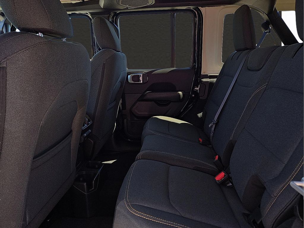 2024 Jeep Wrangler 4-Door Sahara - Photo 9