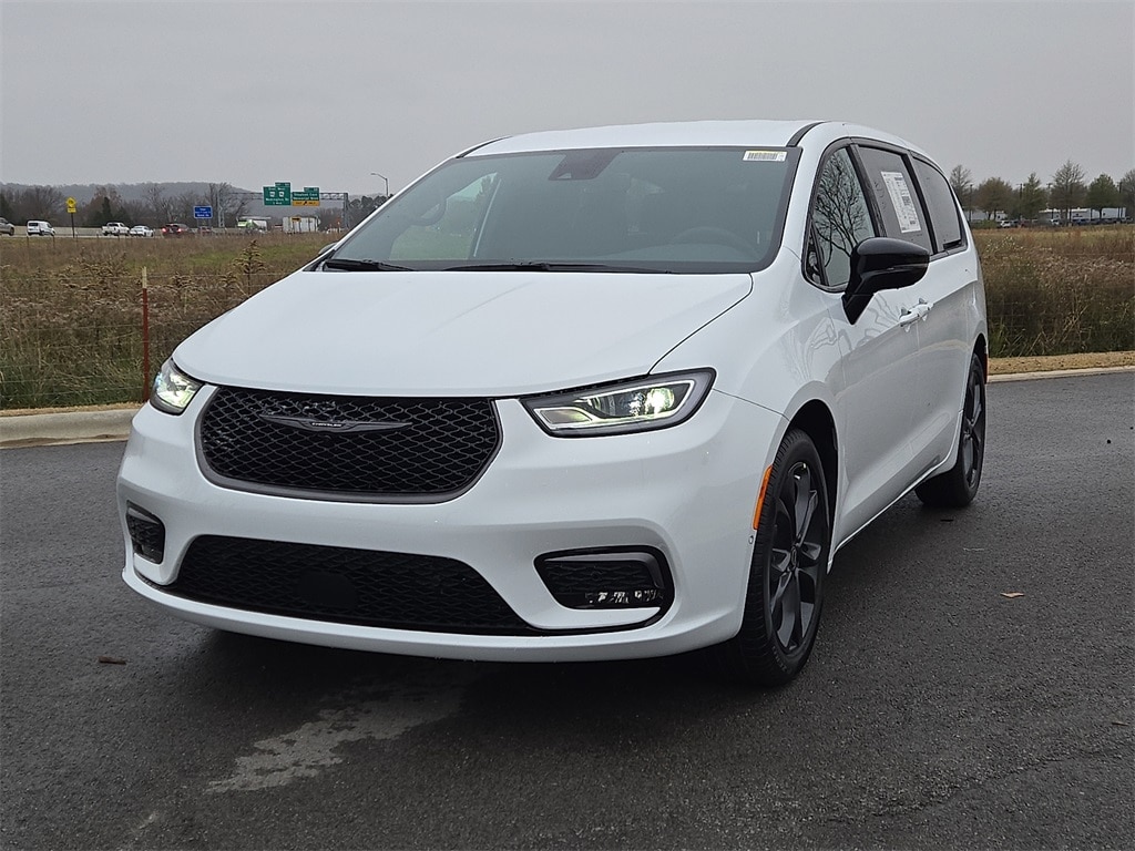 2026 Chrysler Pacifica Select's photo