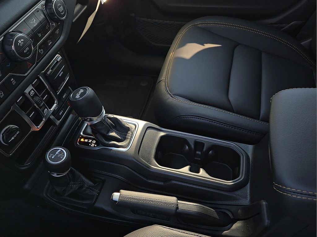 2026 Jeep Wrangler 4-Door Sahara - Photo 20