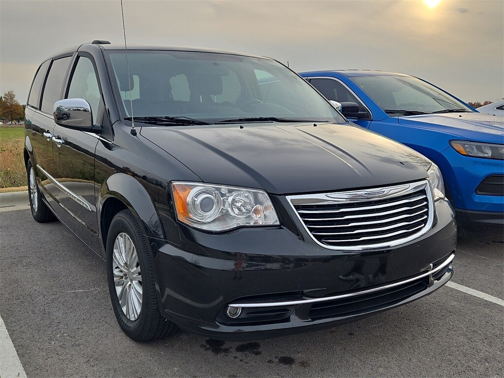 2012 Chrysler Town & Country Limited photo 4