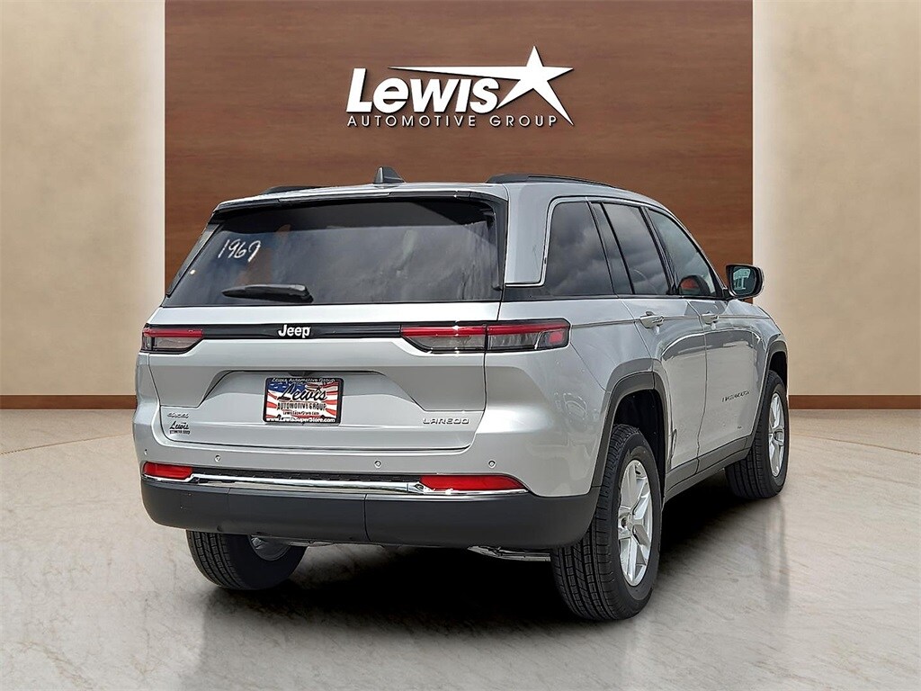 2025 Jeep Grand Cherokee Laredo photo 4