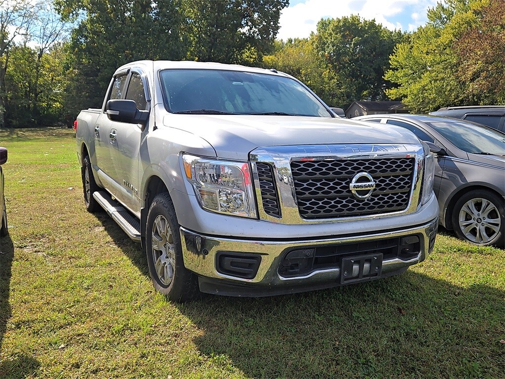 2018 Nissan Titan SV photo 3