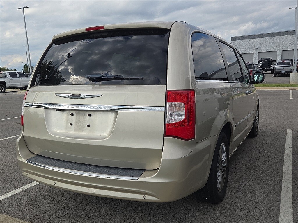 2014 Chrysler Town & Country photo 3