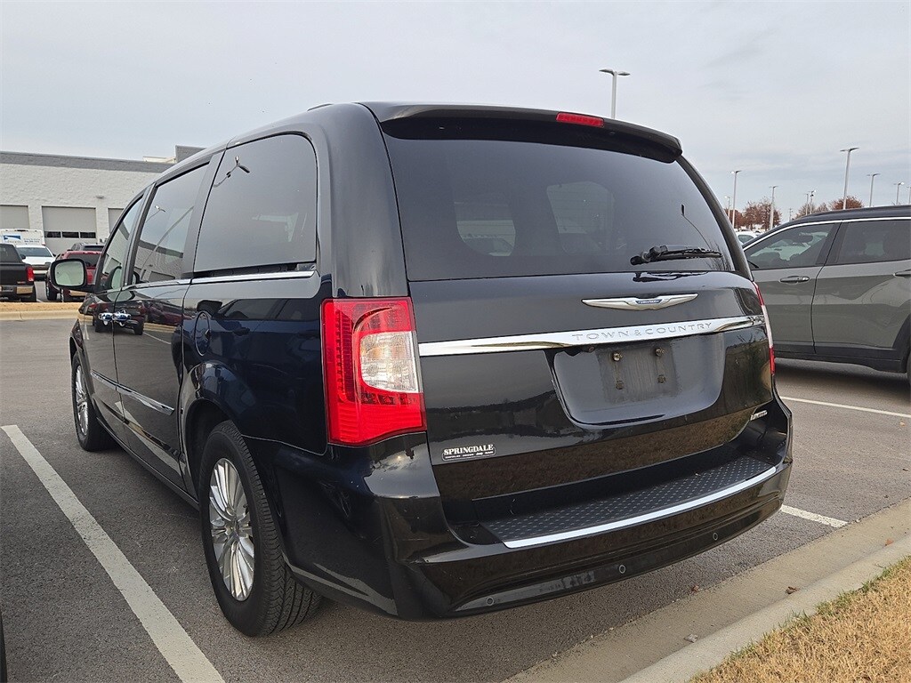 2012 Chrysler Town & Country Limited photo 2