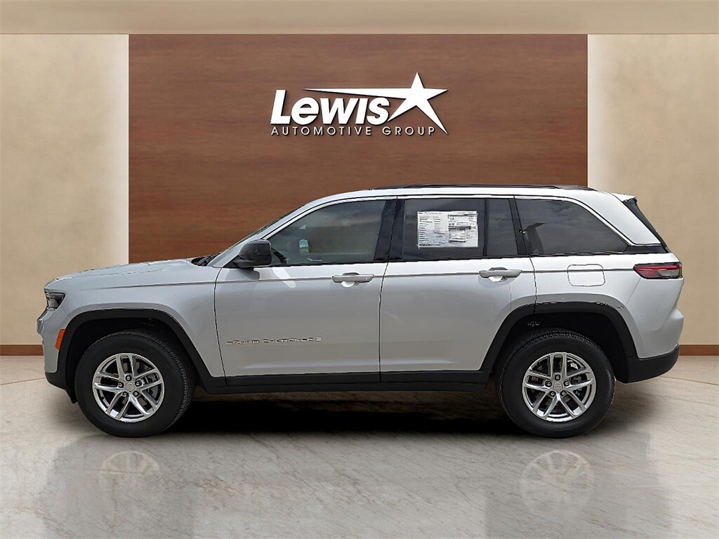 2025 Jeep Grand Cherokee Laredo photo 2