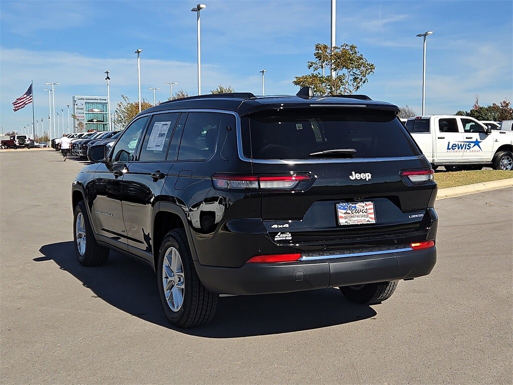 2025 Jeep Grand Cherokee Laredo photo 3